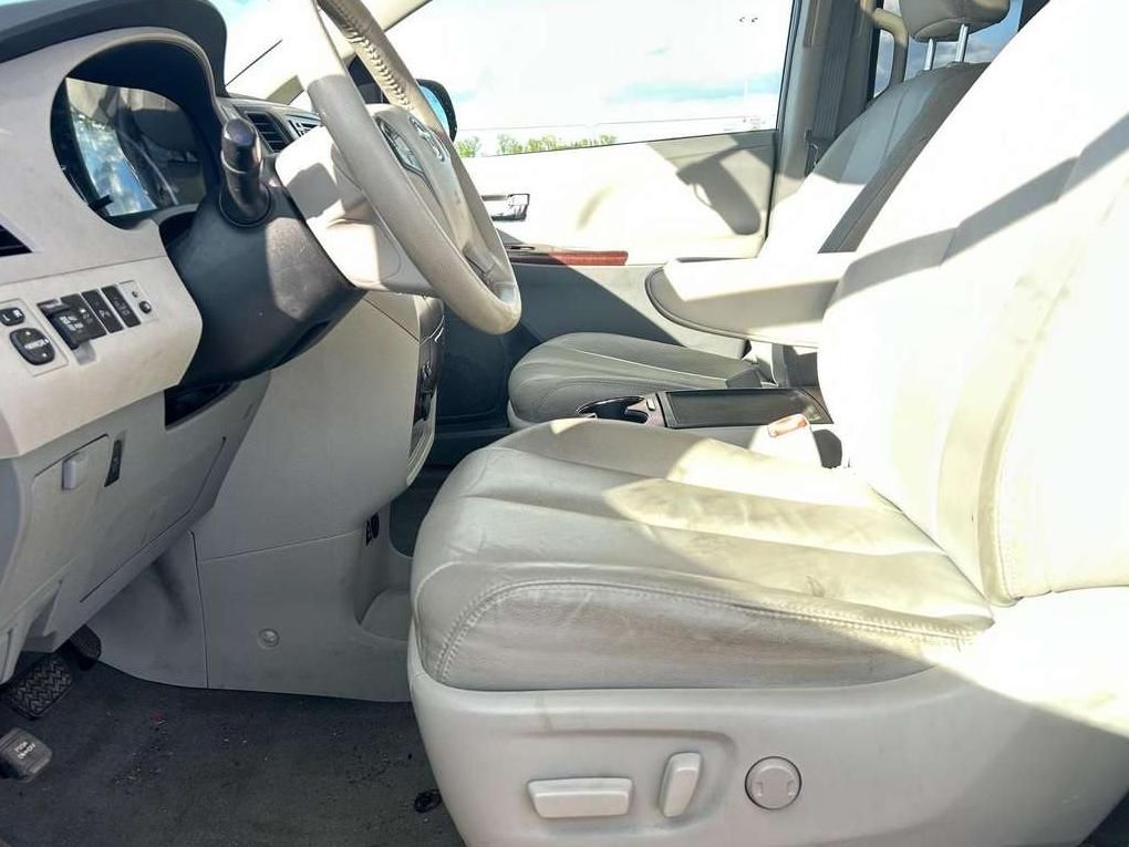 Toyota Sienna | 21
