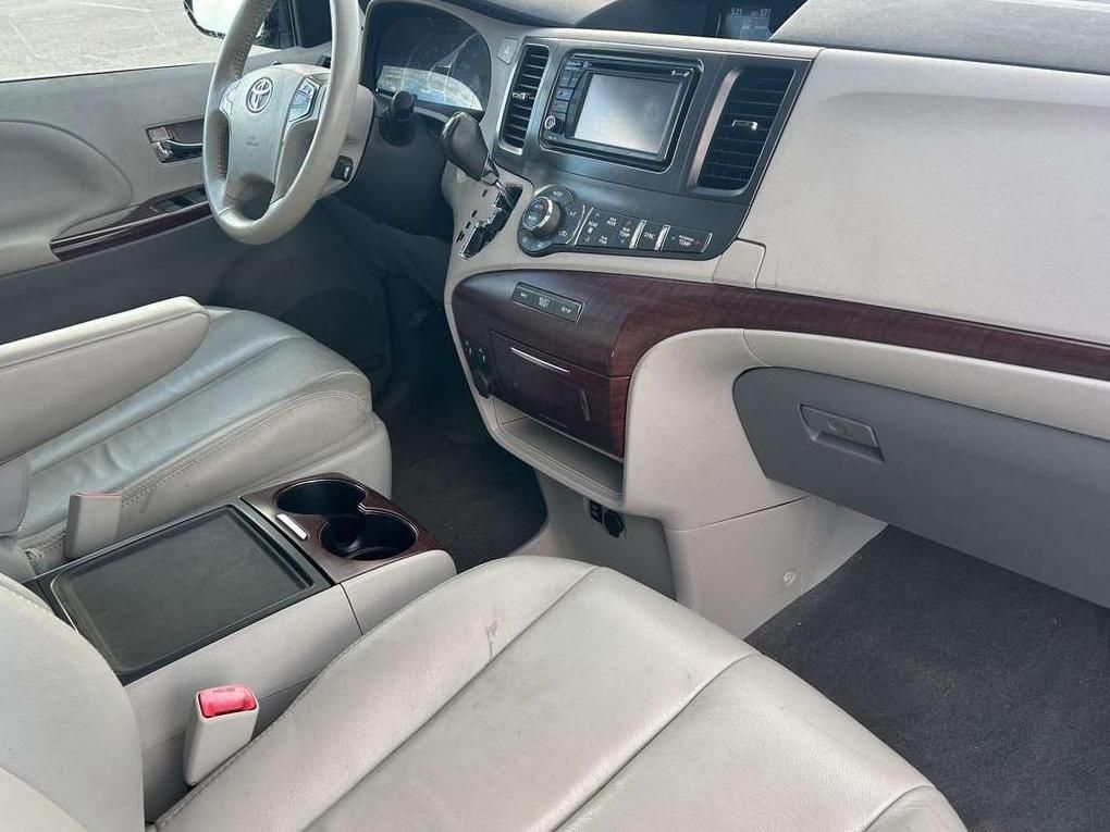 Toyota Sienna | 17