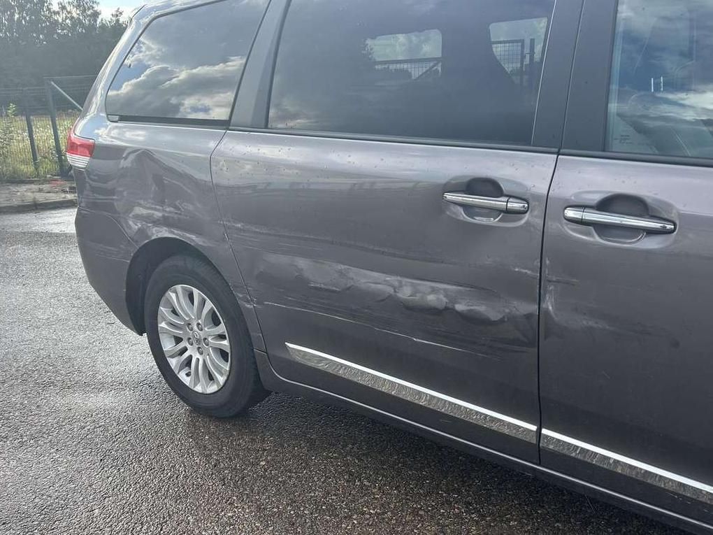 Toyota Sienna | 26