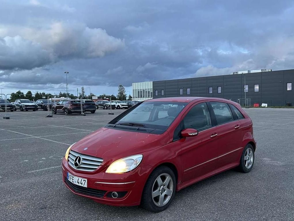 Mercedes-Benz B200 | 8