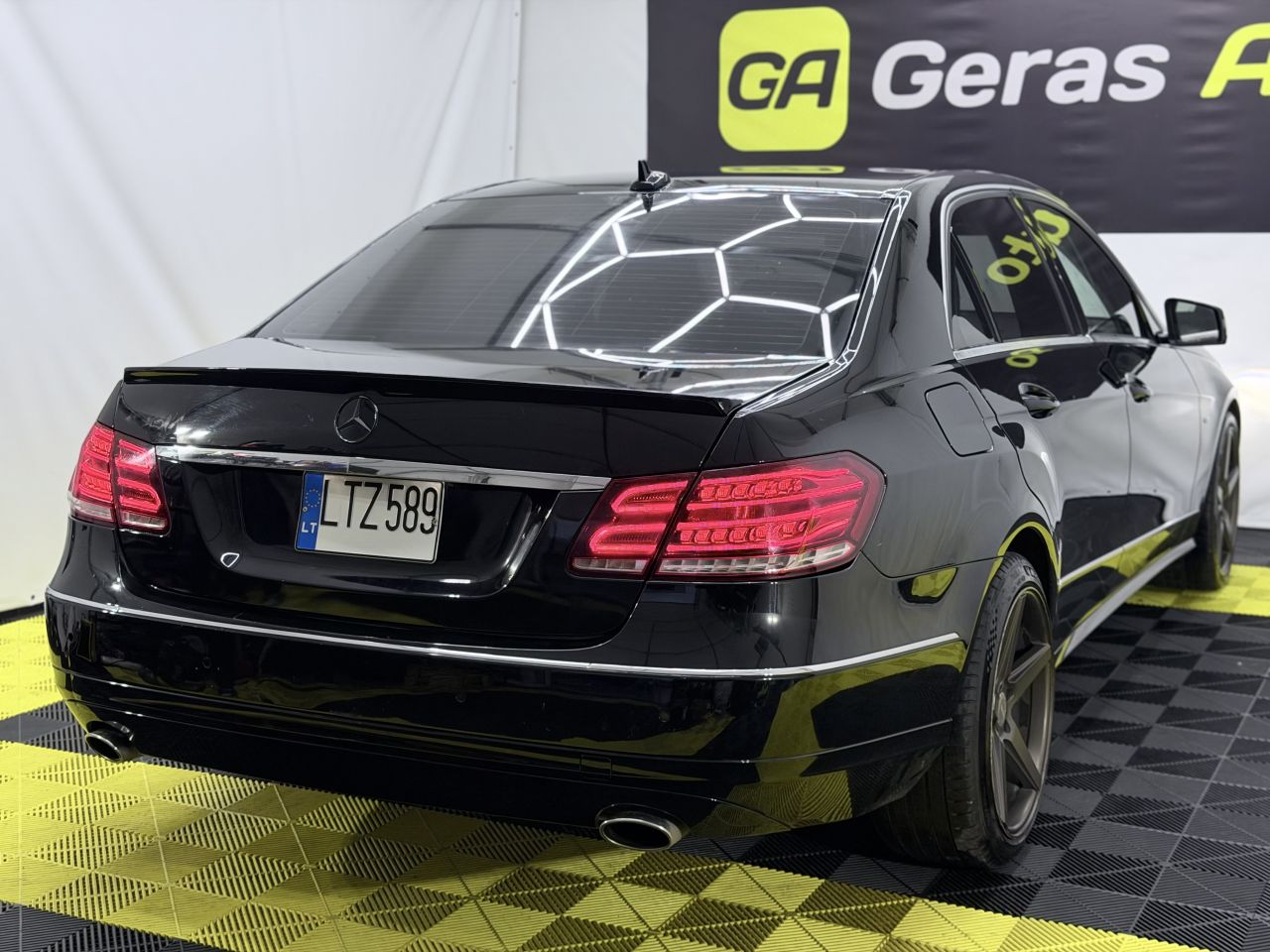 Mercedes-Benz E350 | 5
