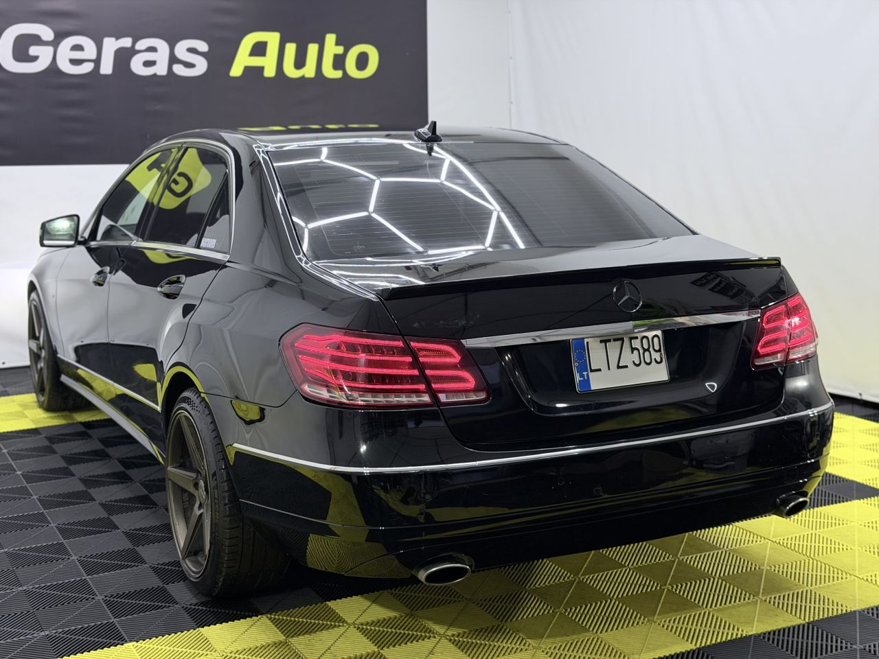 Mercedes-Benz E350 | 3