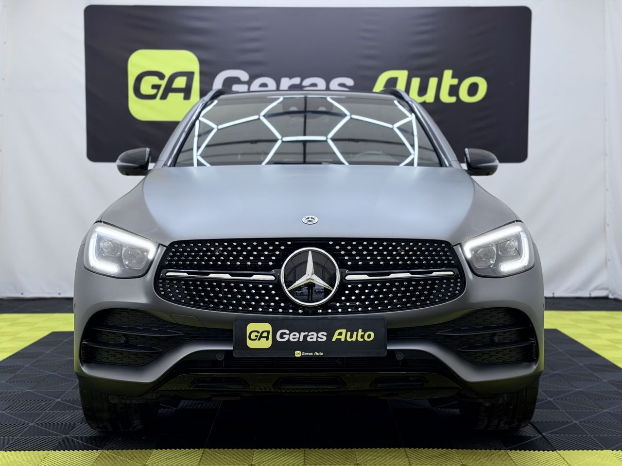 Mercedes-Benz GLC300 | 1