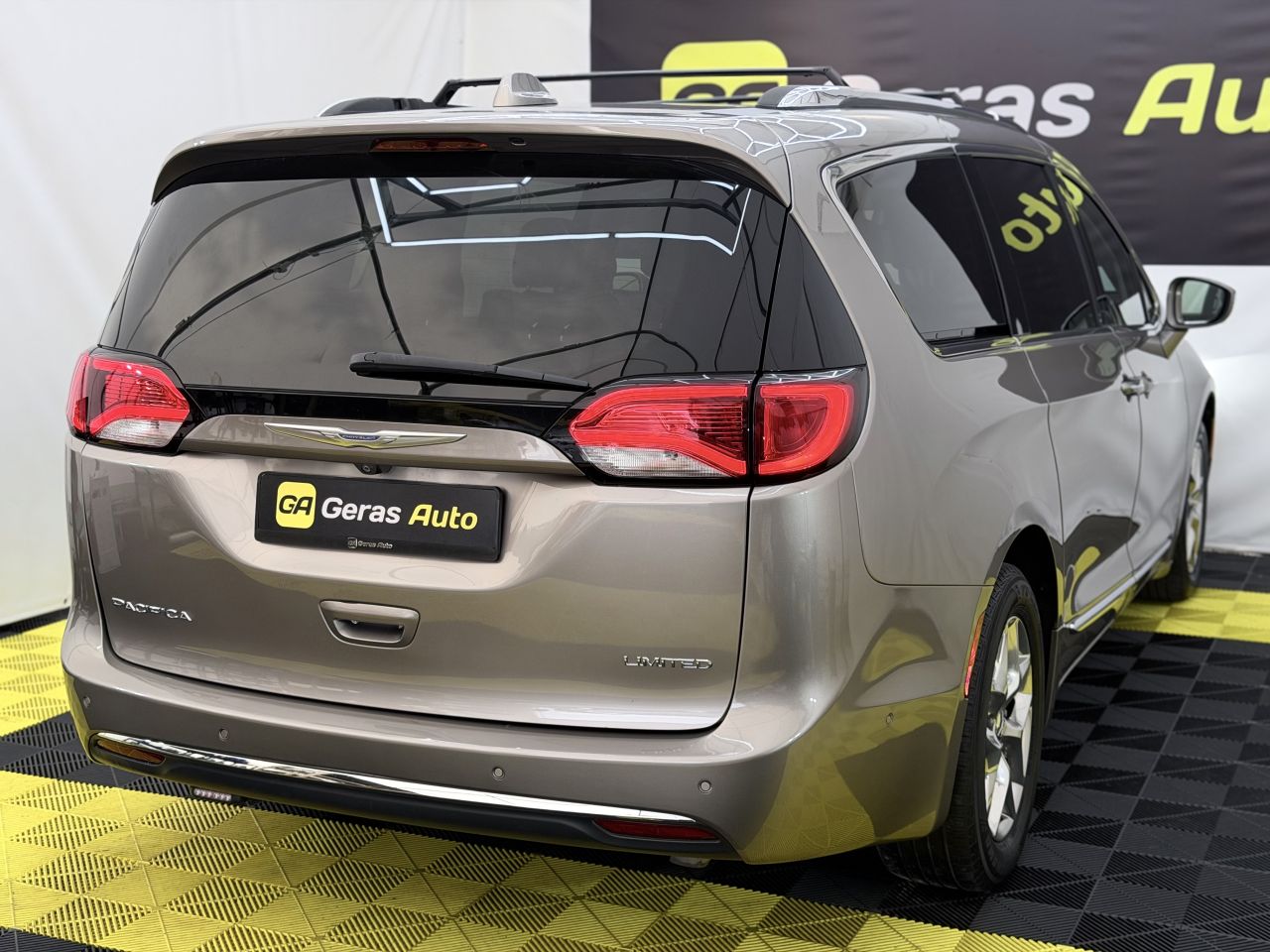 Chrysler Pacifica | 3