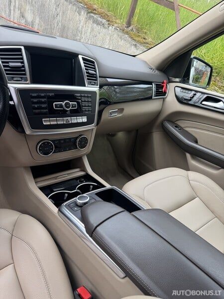 Mercedes-Benz ML350 | 10