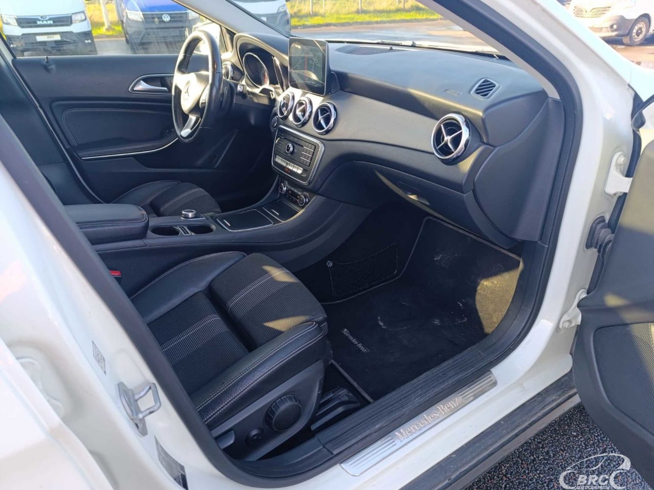 Mercedes-Benz GLA200 | 10