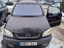 Opel Zafira sedanas