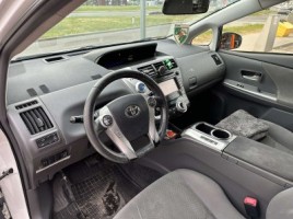 Toyota Prius, 1.8 l., hatchback | 3