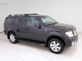 Nissan Pathfinder cross-country
