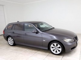 BMW 330 universalas