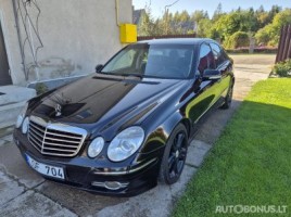 Mercedes-Benz E320 saloon