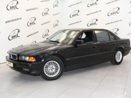 BMW 750 седан