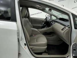 Toyota Prius, 1.8 l., hatchback | 3