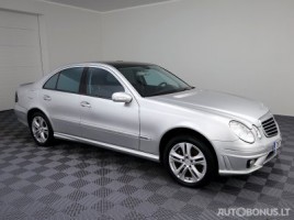Mercedes-Benz E220 saloon