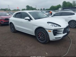 Porsche Macan cross-country