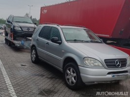 Mercedes-Benz ML320 внедорожник