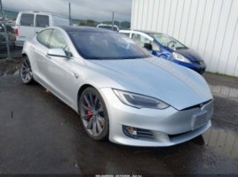 Tesla Model S hečbekas