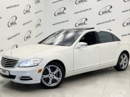 Mercedes-Benz S550 saloon